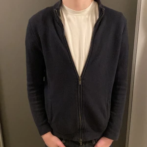 Massimo Dutti Fullzip - Säljer nu denna asfeta Massimo Dutti fullzip i ett perfekt skick. Storleken är M och sitter bra som det. Nypris 699kr❌ Mitt pris endast 349kr✅ Hör av dig vid minsta lilla fundering 😊😊