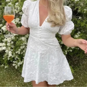 Adoore klänning - Säljer denna drömmiga klänningen från Adoore❤️‍🔥 Hade tänkt ha den till studenten men den får tyvärr gå vidare då jag hittat en annan. Storlek 40 men är liten i storleken så motsvarar en 36/38😊slutsåld och väldigt populär🙌🏼