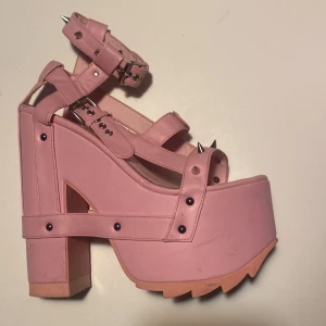 Pink Platforms from YRU. 17 cm high heel sandals - Rosa platåskor med 17 cm hög klack från Yru, modellen Nightcall. babyrosa platåsandaler i konstläder med silvernitar i storlek 39. Knappt använda.