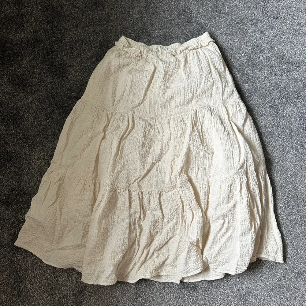Söt kjol från Zara perfekt till sommarkvällar finns och det finns att köpa toppen till🌟. Kjolar.