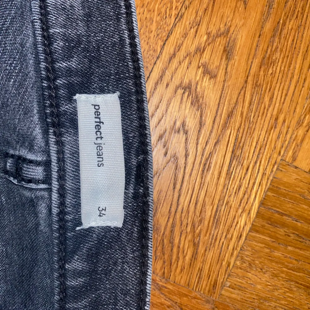 Dessa jeans är lågmidjade och är bootcut, bra stretch och sånt men jag har bara så många andra jeans så dem här kommer inte till användning tyvärr💕. Jeans & Byxor.