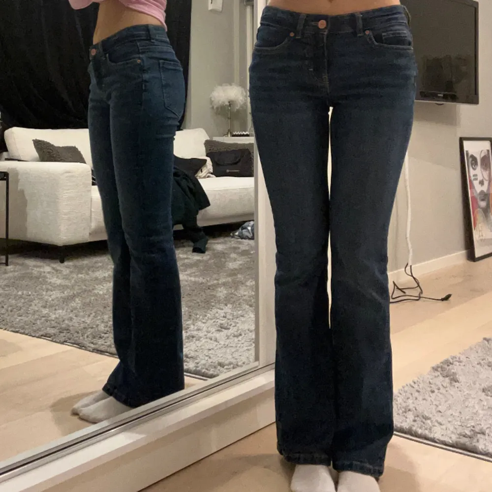 Jättefina lågmidjade jeans som nästan aldrig är använda så skicket är jättebra. Färgen syns bäst på andra bilden. Midjemått 37 cm tvärs över. Innerbenslängd 78 cm.. Jeans & Byxor.