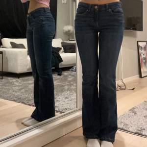 Jättefina lågmidjade jeans som nästan aldrig är använda så skicket är jättebra. Färgen syns bäst på andra bilden. Midjemått 37 cm tvärs över. Innerbenslängd 78 cm.