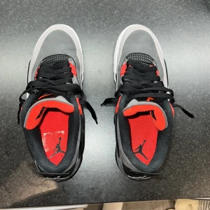 Jordan 4 infrared - Jordan 4 i gott skick men har lite skrapor där bak. Knappt använda och har mest bara stått hemma och de är 100% äkta.  Hör av er om bud eller fler frågor och finns även på blocket om ni vill ha en säkrare affär Mvh Viktor 