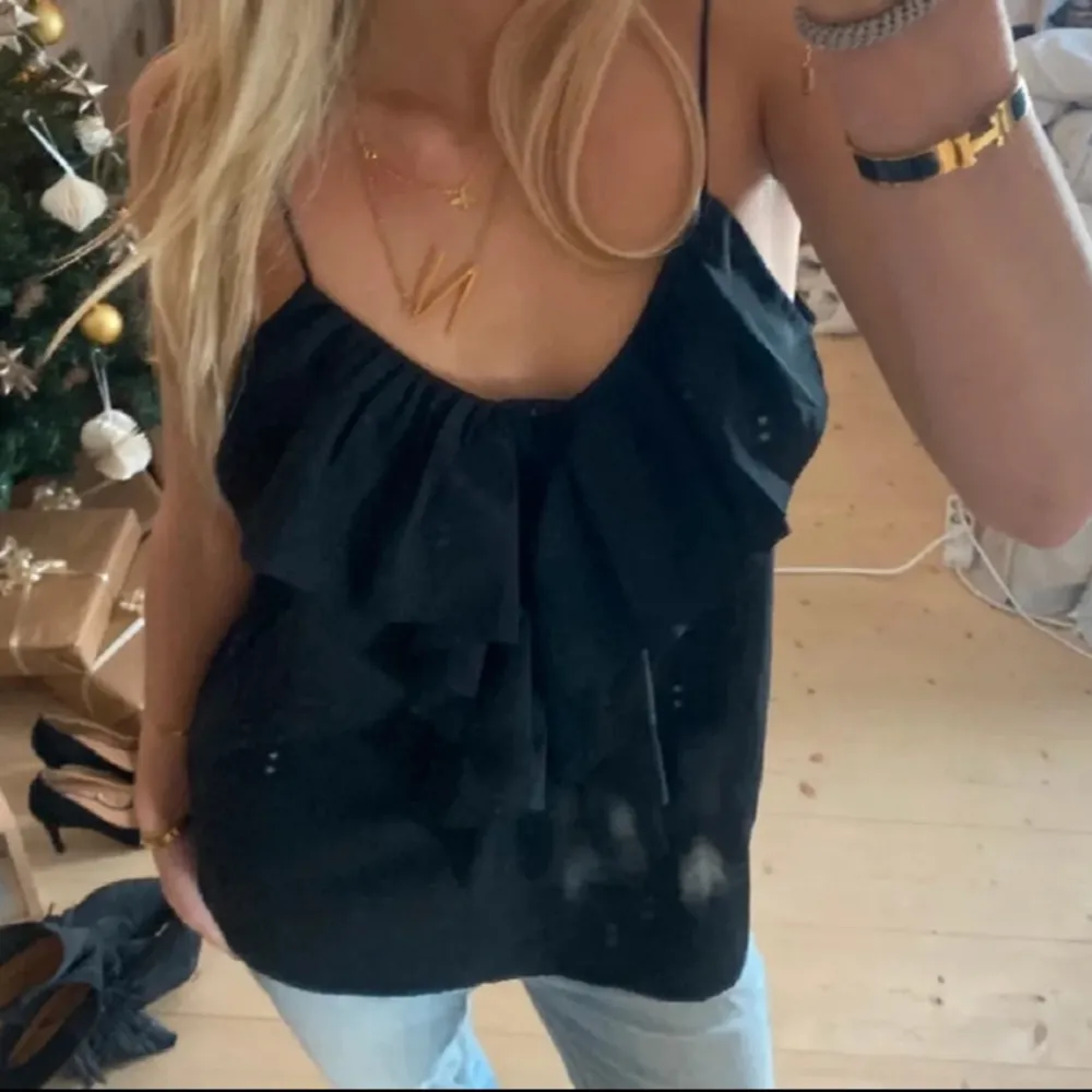 Mycket bra skick, för stor för mig men den är fett snygg. Första bilden är lånad. Skriv till mig om du har någon fråga!. Puserot.