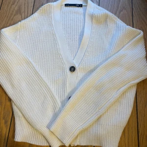 Stickad kofta - En jättefin stickad kofta som aldrig är använd 💕