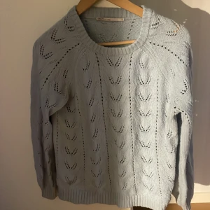 blå tröja från only - blå tröja från only med fina detaljer på i toppskick, tror inte att tröjan säljs längre   storlek m 