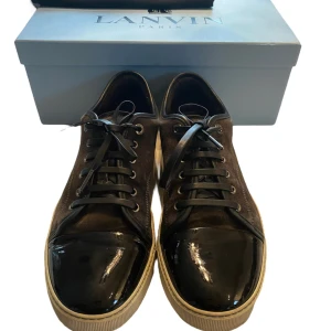 Lanvin skor - Lanvins i bra skick. Uk 11 (storlek 11)  vilket motsvarar ca storlek 46. Lanvins sitter stort i storlek.  Hör av er vid intresse 🙂