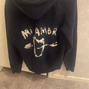 Jag säljer min trendiga slutsålda mi amore hoddie i stl S/XS! Perfekt till vår/sommarn💗knappt använd!!