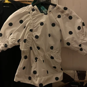 Ganni blus  - Så fin nästintill oanvänd blus/topp från Ganni Strl M🥰 