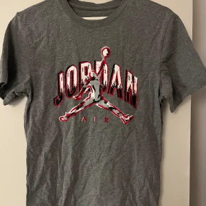 Jordan tshirt - Säljer en tshirt köpt på footlocker, använd 1 gång och tvättad, strl xs herrstorlek men skulle säga att den passar S med, köpt för 450