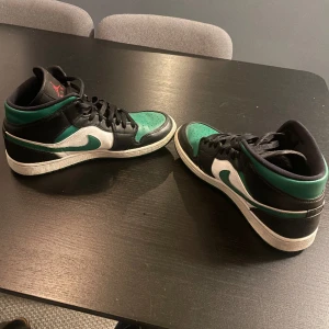 Air Jordan 1 Green Toe Mid  - Säljer nu mina jordans som är sparsamt använda, väldigt fint skick på dem. Det är en bytesvara så därför medföljer inget kvitto eller box, priset går därför att diskutera 