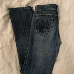 Ett par jättesnygga lågmidjade jeans köpa här på plick 💖 Förra säljaren visade dock inte defekten. OBS! Finns ett hål mellan benen  Midja rakt över: 39cm  Innerbenslängd: 85cm  Pris kan diskuteras 💕