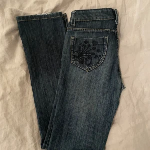 Lågmidjade jeans 💕 - Ett par jättesnygga lågmidjade jeans köpa här på plick 💖 Förra säljaren visade dock inte defekten. OBS! Finns ett hål mellan benen  Midja rakt över: 39cm  Innerbenslängd: 85cm  Pris kan diskuteras 💕