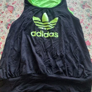 ADIDAS LINNE: 158-164  - Storlek; 158-164  Svart /Neongrönt linne med fastsydd innerlinne i grönt