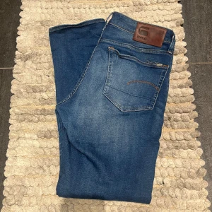 G-Star Raw 3301 straight jeans  - Snygga raka jeans från G-Star RAW i modellen 3301 Straight, storlek W32 L32, mycket fint skick 