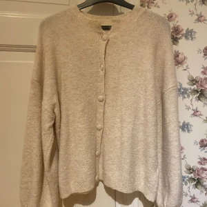 Biege tjock kofta - Biege fin kofta som är använd runt 2 gånger. 