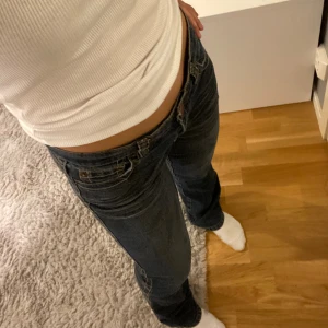 Straight jeans - Det är ett par jeans med mörkare tvätt i stolek 36 och har innebenslängd på 78cm. Cool designe på fickorna. Det står att dem är från flash jeans. Säljes då dem är en aning för stora för mig (som är 158cm)