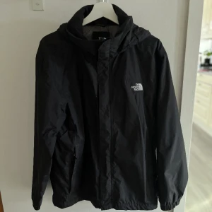  Northface jacka  - Tja säljer nu denna Northface jacka till vårsäsongen där de kan bli lite kallt om kvällarna det finns inga skador på den✅ och den är den äldre kollektionen av jackan  Men annars vid frågor och funderar så är de bara att slå en pling till mig✅