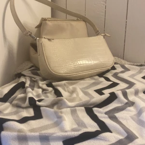 Nelly handväska ❤️ original priset- 450  - Är i bra Skick, har använt 1 gång men tycker inte att den passar mig så bra. Bra med plats❤️ har du fler frågor så är det bara att höra av er❤️ det finns inga dumma frågor alla 