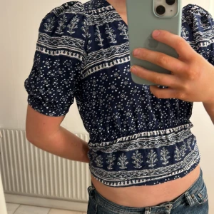 Sommar tröja - Jätte snygg sommar tröja ifrån Zara. Säljer då den inte kommer till andvändning.