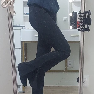 Utsvängda byxor - Utsvändga byxor med slits från Carin Wester. Säljer då dom inte används. Lite långa för mig som är 165