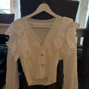 Volang kofta  - Så snygg kofta från jolle &co! Köpte för 360kr säljer för 200kr ! Så snygg men ej användning! Tryck gärna på köp nu direkt 