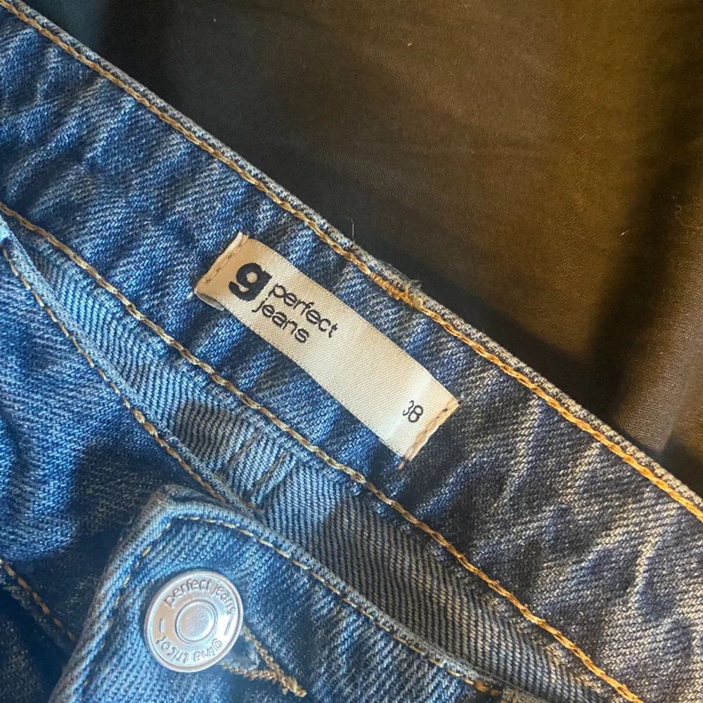 jättefina bootcut jeans från gina tricot! midja: 37cm, innerbenslängd: 83cm. passar S/M, köpta för 599kr original pris. modellen säljs ej längre, mid/high waist! säljer då de är för små för mig🙏 använd gärna köp nu! . Jeans & Byxor.