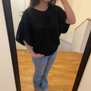 Svart trekvart/bolero stickad tröja - Endast använd förtal gånger! Märke: Vila  Storlek: L, sitter dock bra som M