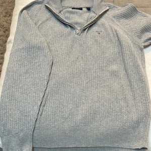 Fin stickad gant tröja  - Stickad Gant tröja med krage och dragskedja ny skicka inga defekter strl 13-14 år/ 158-164
