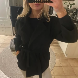 Kappa - Säljer denna kappa från missäy i jätte bra skick förutom ett super duper litet brännhåll på axeln som inte är märkbart (men vart att nämna så inga missförstånd sker). Säljer då jag har fler kappor jag använder mer. Tryck gärna på köp nu 😀💓