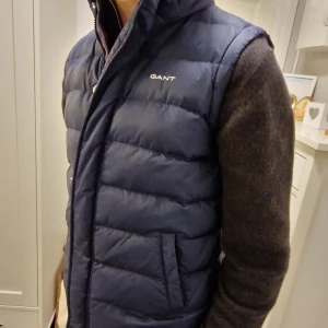 Gant väst mörkblå - GANT 158/164 cm  Till för 13-14 åringar Fint skick 