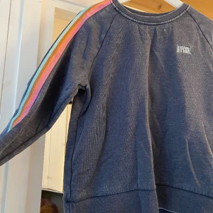 Ripcurl sweatshirt  - Ripcurl sweatshirt i en gråblå färg med detaljer på armarna:) fint skick!⭐️storlek xs men den passar mig bra som brukar ha s ungefär:)