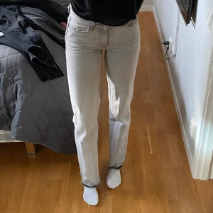 Low waist jeans  - Säljer dessa gråa low waist jeans från Gina gricot! Fint skick! Nypris 500kr och jag är 175cm för referens!