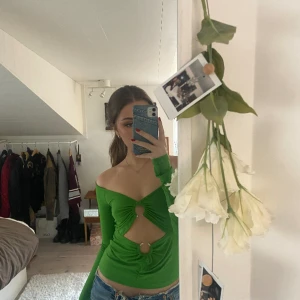 Grön fest top från NA-KD - Jätte snygg grön topp från NA-KD med silver detaljer. (Aldrig använd, köpt på second hand och då var lappen kvar)