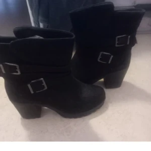 Stövletter - Jätte fina skor perfekt nu till vår ! Använda ett fåtal gånger så nästan som nya 