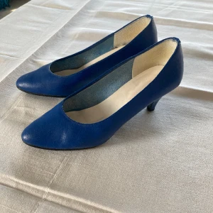 Blå klacksko - Marinblå klacksko, vissa slitningar men inget man ser tydligt.