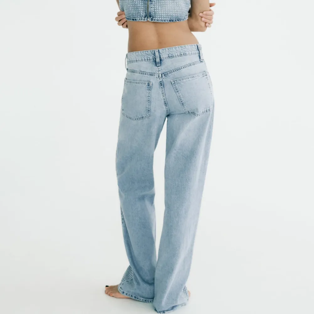 Jeans från Zara i storlek 38. Passar någon som är typ 170+. Prislapp kvar och slutsålda på hemsidan. Köpte för 859, säljer för 350. Jeans & Byxor.