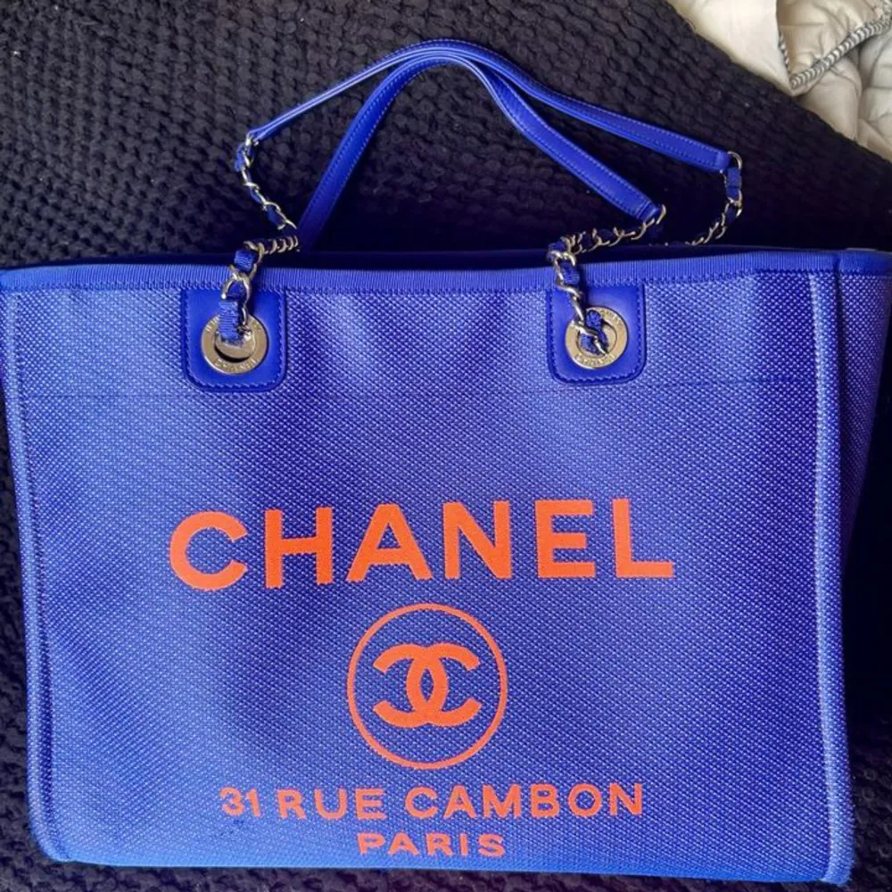 Jättefin och praktisk tote bag från Chanel Köptes i Österrike för några år sen  Kvittot finns kvar. Väskor.