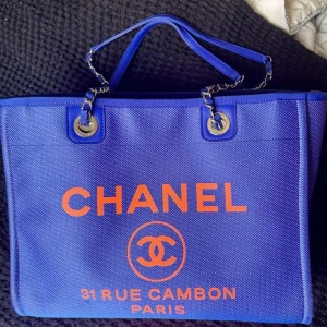 Chanel deauville tote bag - Jättefin och praktisk tote bag från Chanel Köptes i Österrike för några år sen  Kvittot finns kvar