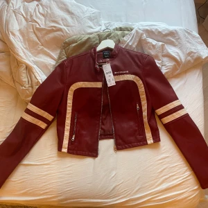 Skinnjacka från Urban outfitters - Helt ny skinnjacka! Köpte för 799 kr 