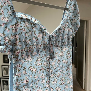 Otrolig midsommarklänning🌸 - Säljer denna superfina midsommarklänningen från Shein🌸den är helt oanvänd och köpt förra sommaren! Säljs inte längre på Sheins hemsida💞