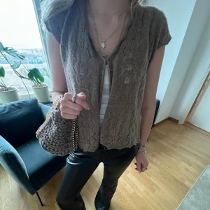 STICKAD KOFTA - beige glittrig stickad kofta i storlek M. finns inget tecken på användning. 