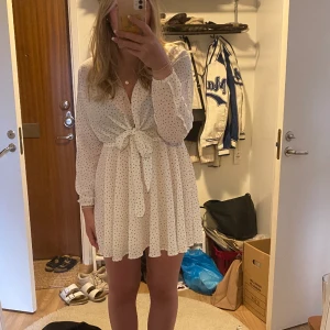 Klänning - Jättesöt klänning från Chiquelle jag hade på studentveckan. Storlek S men passar mig som har M