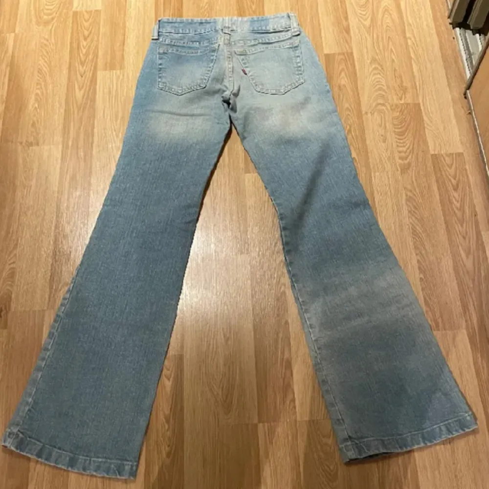 Jättesnygga ljusblå lågmidjade jeans. Köpte på Plick men var tyvärr för små, lapp är kvar. Innerbenslängd: 79cm, midjemått 30cm💞. Jeans & Byxor.