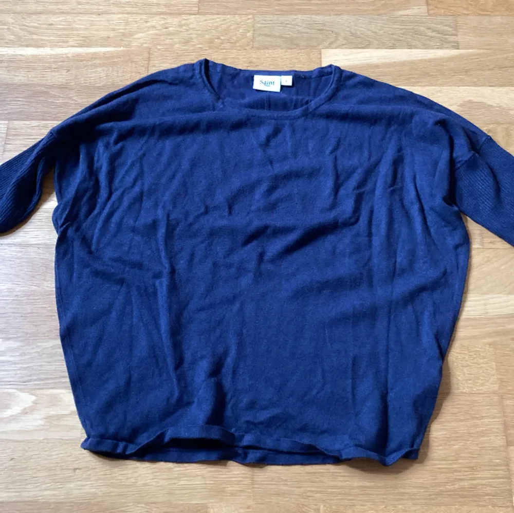 En mörkblå tröja från saint tropez i storlek s. Är använd men i fint skick. Från ett djur och rökfritt hem. . Toppar.