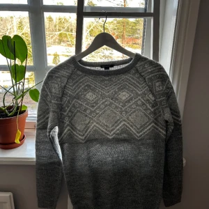 Stickad mönstrad tröja - Tröja i nyskick