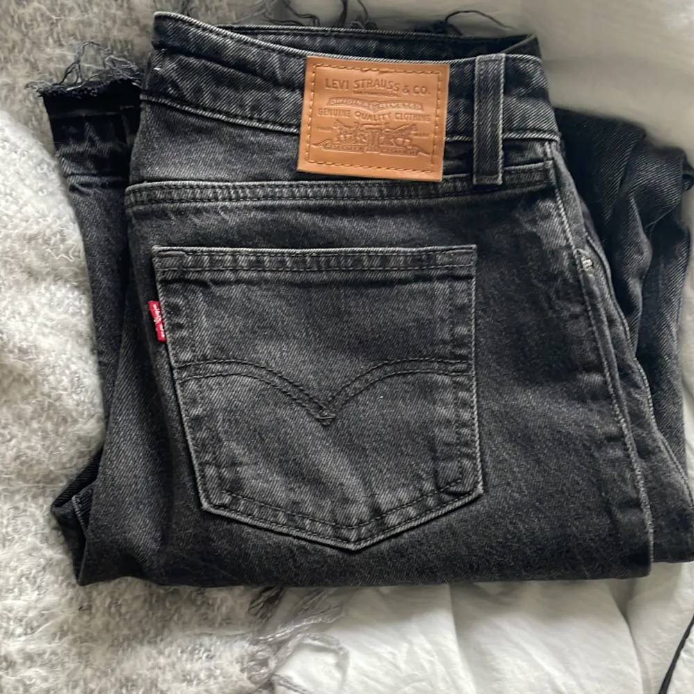 Säljer dessa low pitch straight jeansen från Levi’s , sjukt snygga!! Nypris: 1249kr (nästan aldrig använda)  . Jeans & Byxor.