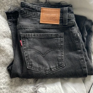 Levi’s jeans - Säljer dessa low pitch straight jeansen från Levi’s , sjukt snygga!! Nypris: 1249kr (använda max 5 gånger)