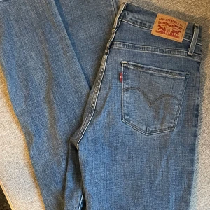 Levi's jeans W26 L32 - 724 High Rise straight 26💕Säljer mina knappt använda jeans för att de inte kommer till användning 💌 Nypris 1249kr  